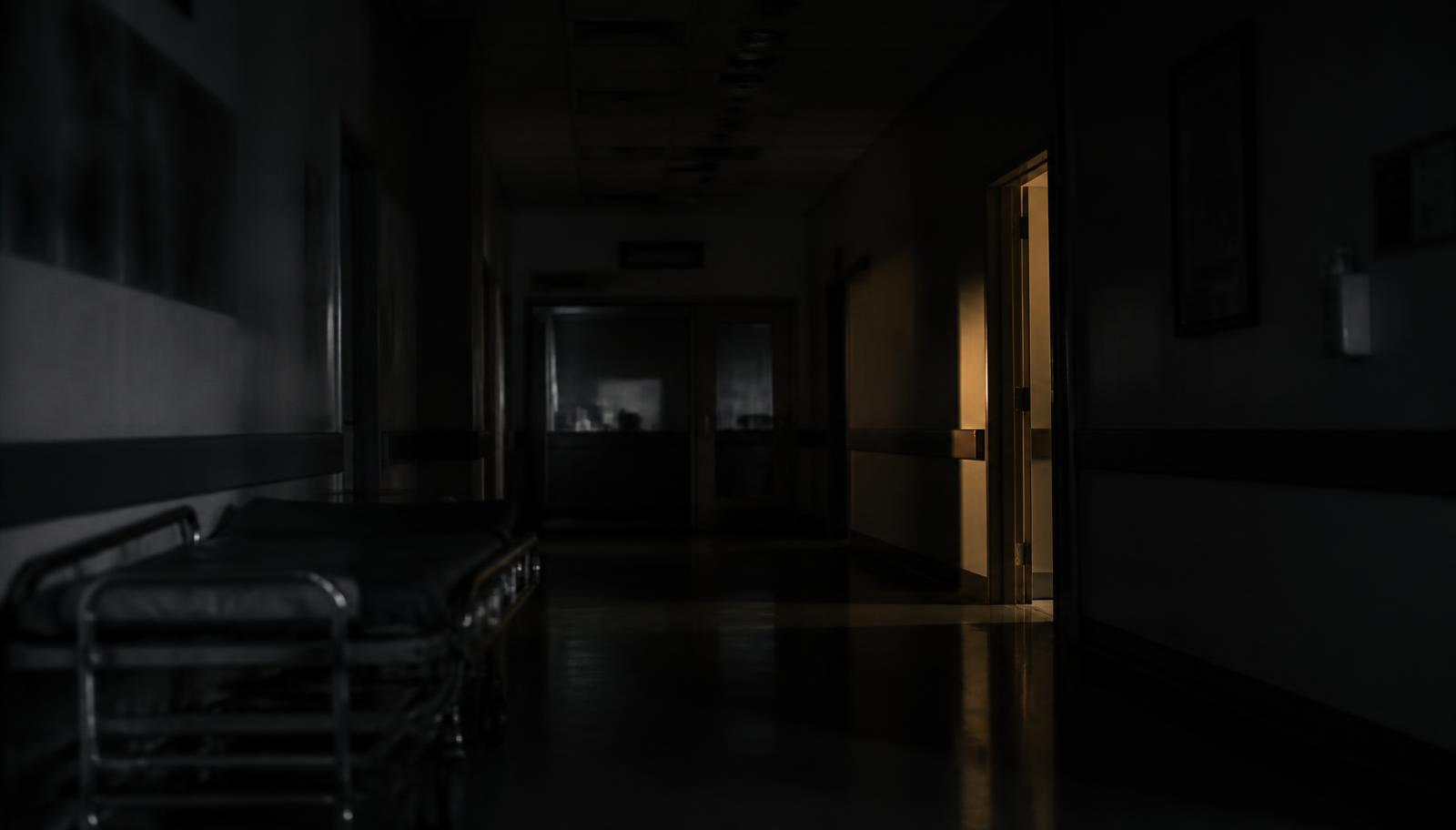 Corredor de emergência hospitalar à noite